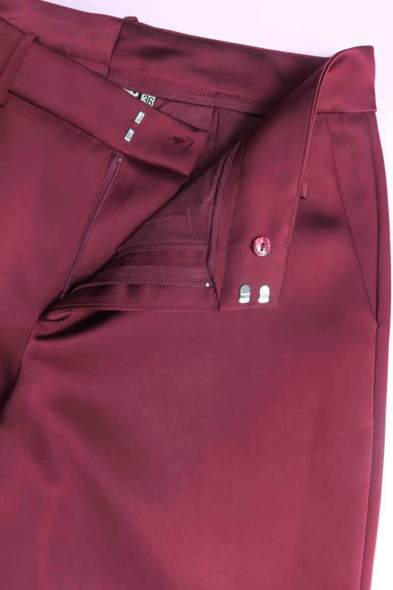 Pantalón bordo sastrero satinado tiro medio de silueta recta y largo por encima del tobillo.
