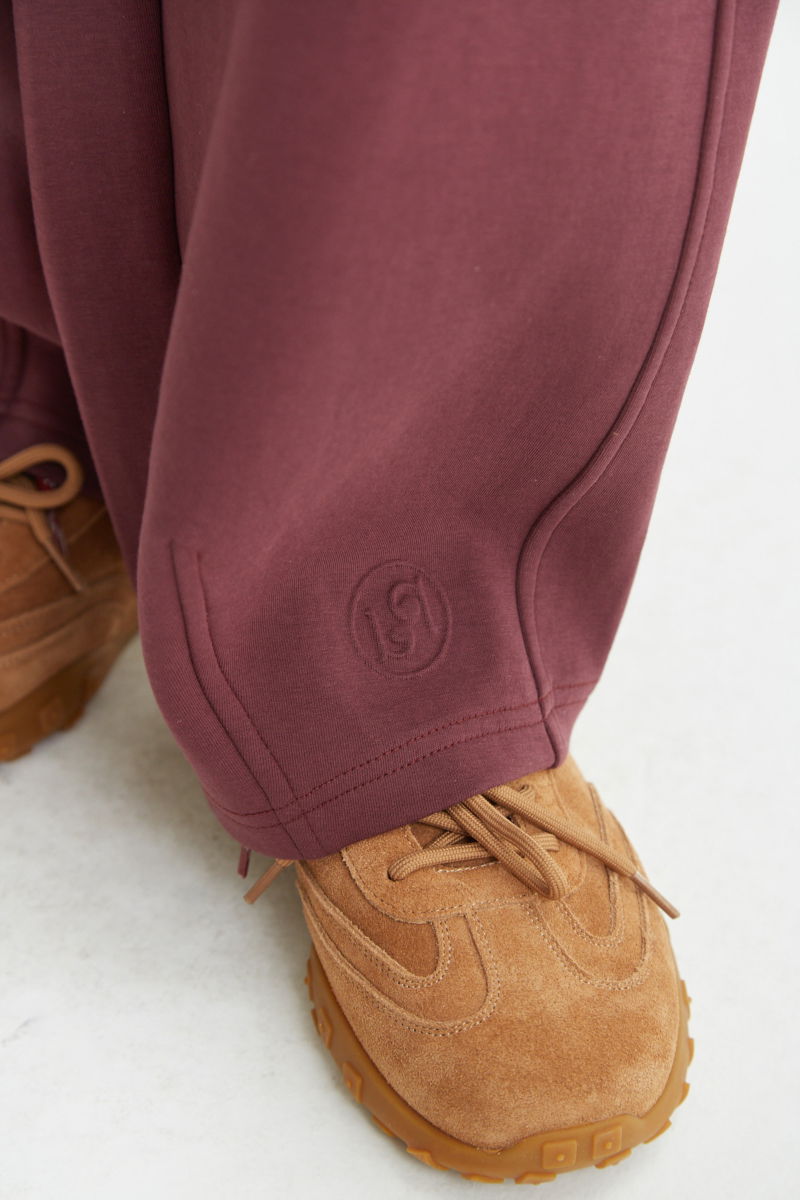 Zapatillas suela de gamuza con recortes y suela trail. 
