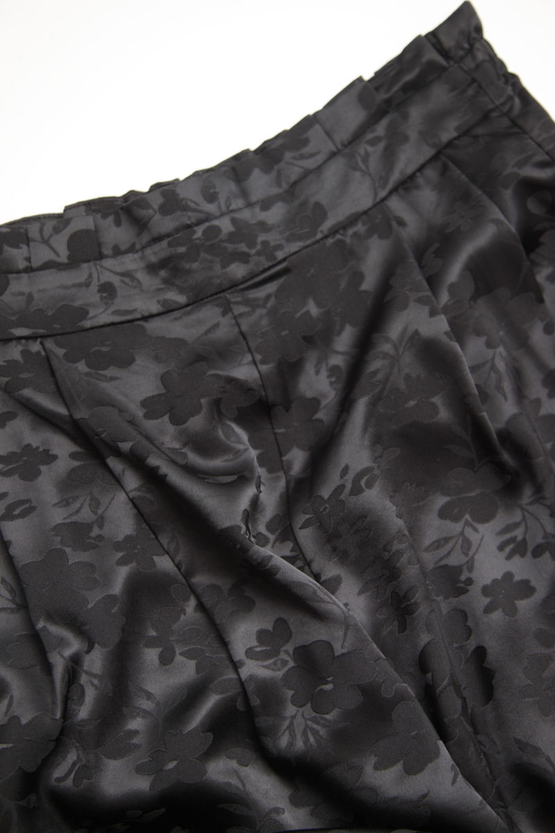 Pantalón rojo amplio tiro alto satinado de jacquard con motivo floral y cintura elastizada con pliegues.
