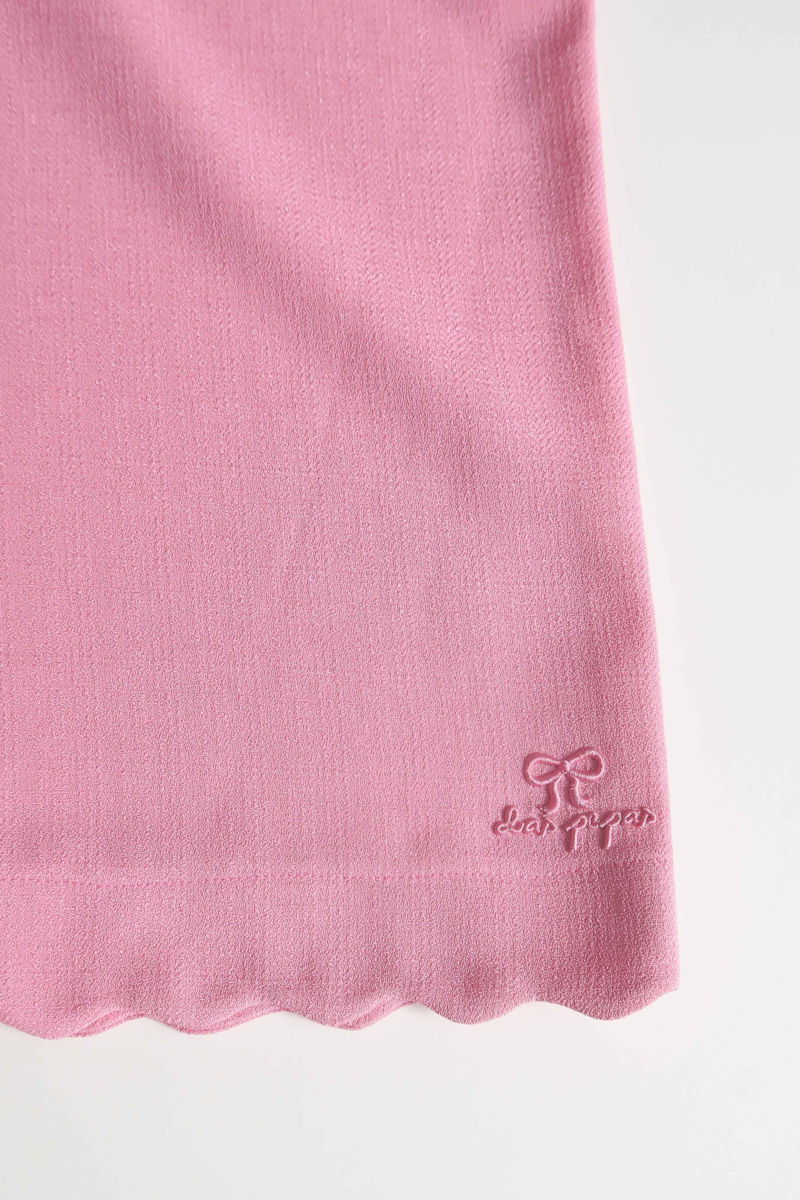 Pantalón rosa sastrero recto tiro medio con terminación ondulada en el ruedo.
