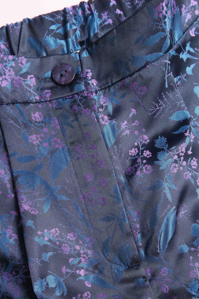 Pantalón azul sastrero tiro alto y recto confeccionado en jacquard satinado con motivo floral. 
