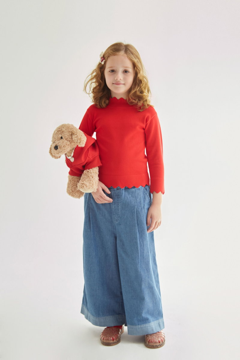 Pantalón infantil de denim con cintura elastizada y calce amplio.