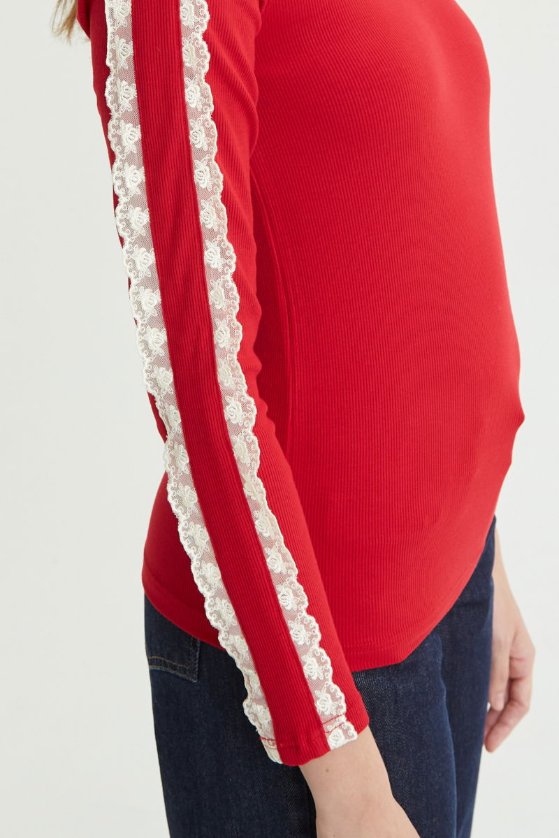 Polera roja de morley al cuerpo y larga a la cadera con cuello media polera y puntilla en cuello y mangas. 
