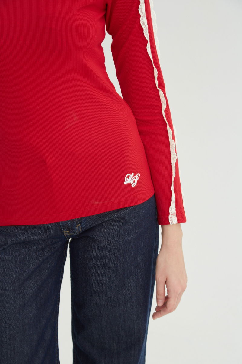 Polera roja de morley al cuerpo y larga a la cadera con cuello media polera y puntilla en cuello y mangas. 
