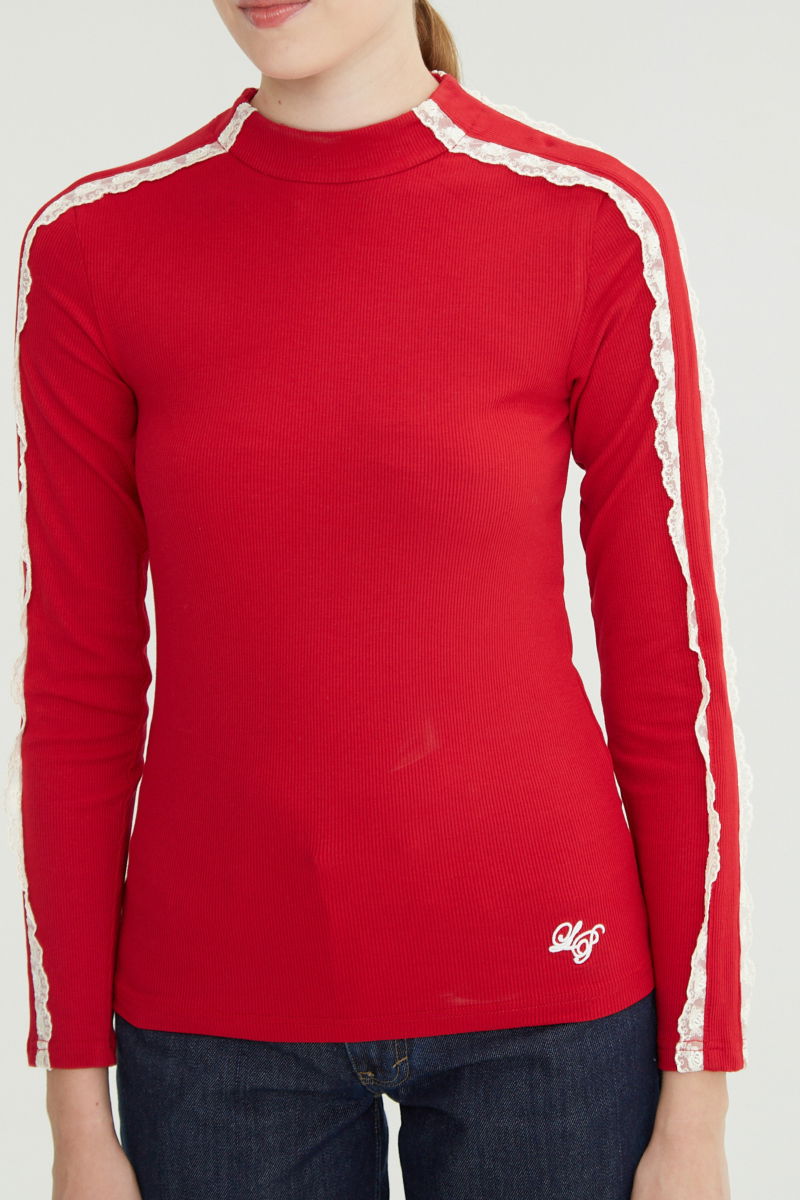 Polera roja de morley al cuerpo y larga a la cadera con cuello media polera y puntilla en cuello y mangas. 
