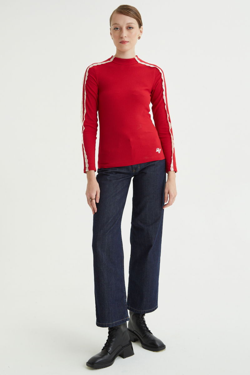 Polera roja de morley al cuerpo y larga a la cadera con cuello media polera y puntilla en cuello y mangas. 
