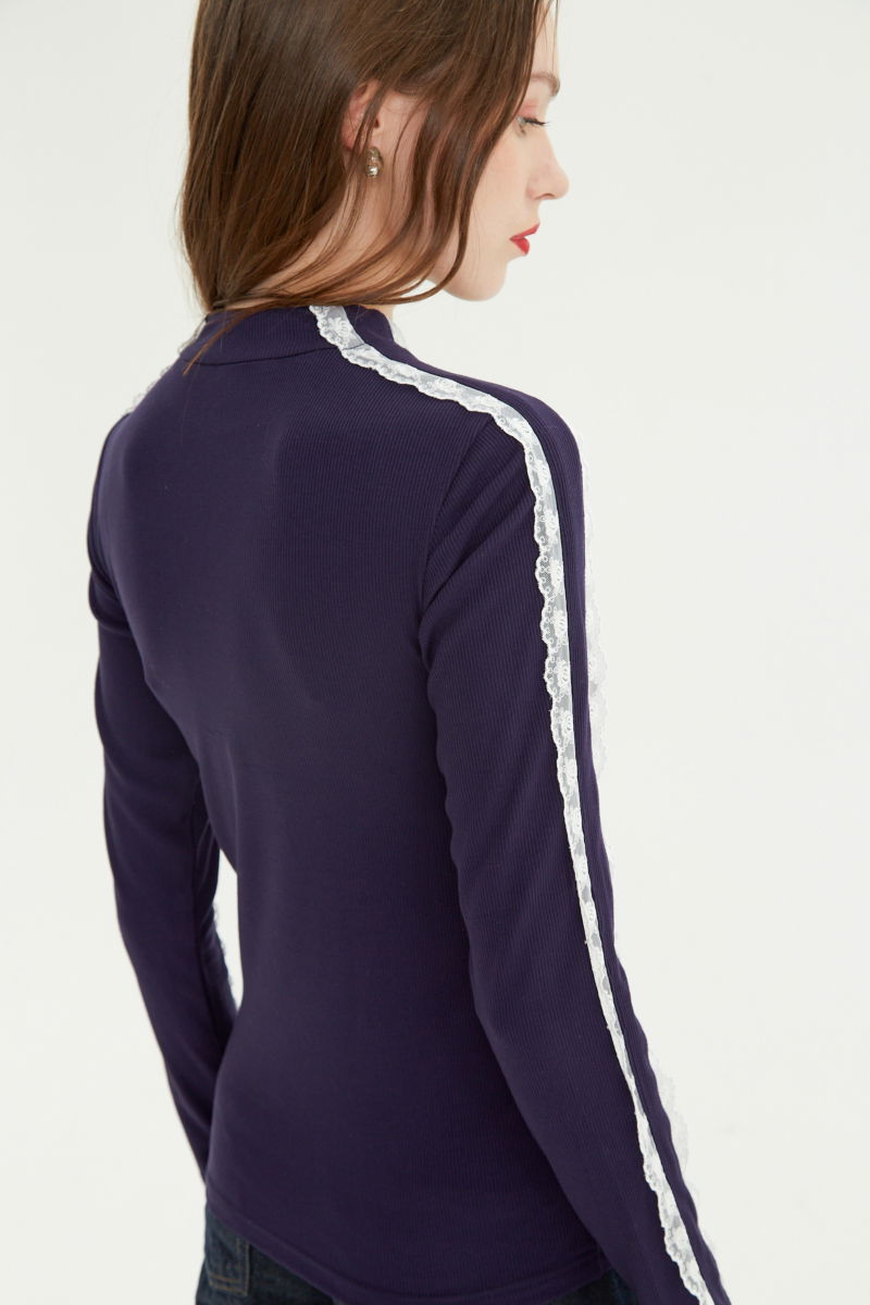 Polera azul de morley al cuerpo y larga a la cadera con cuello media polera y puntilla en cuello y mangas. 
