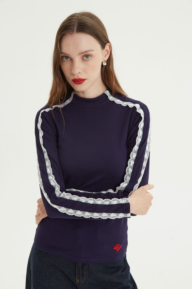 Polera azul de morley al cuerpo y larga a la cadera con cuello media polera y puntilla en cuello y mangas. 
