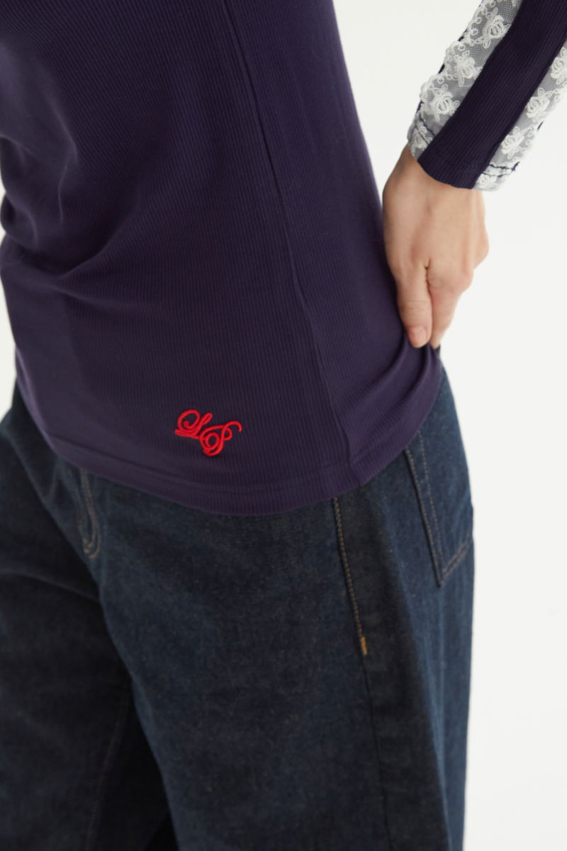 Polera azul de morley al cuerpo y larga a la cadera con cuello media polera y puntilla en cuello y mangas. 
