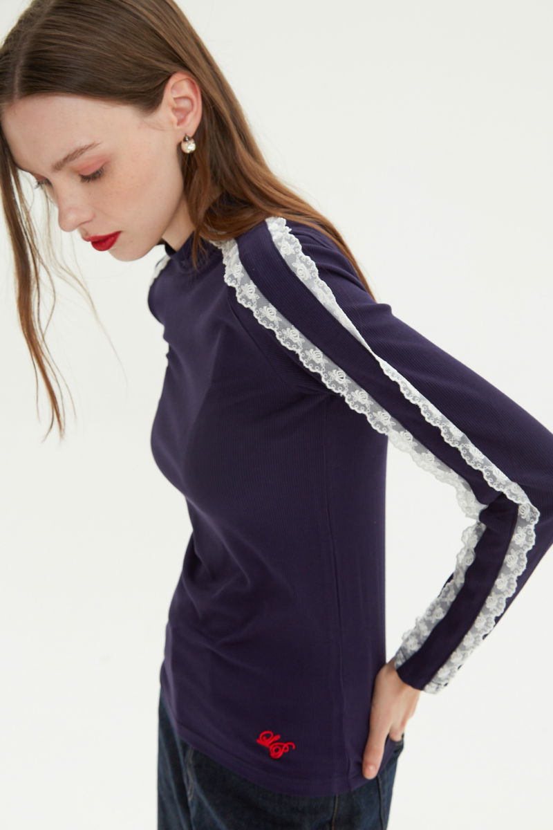 Polera azul de morley al cuerpo y larga a la cadera con cuello media polera y puntilla en cuello y mangas. 
