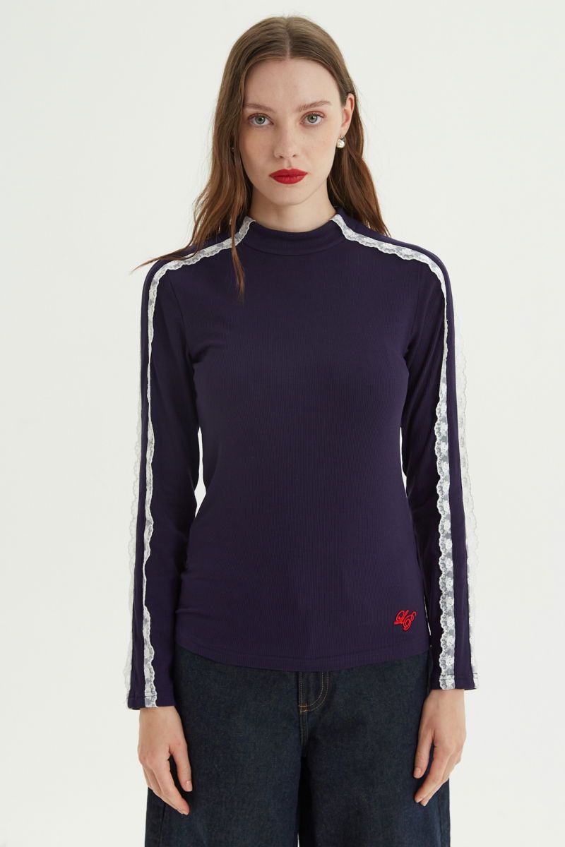 Polera azul de morley al cuerpo y larga a la cadera con cuello media polera y puntilla en cuello y mangas. 
