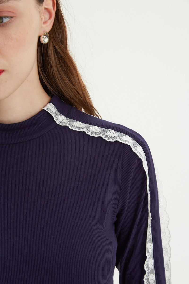 Polera azul de morley al cuerpo y larga a la cadera con cuello media polera y puntilla en cuello y mangas. 
