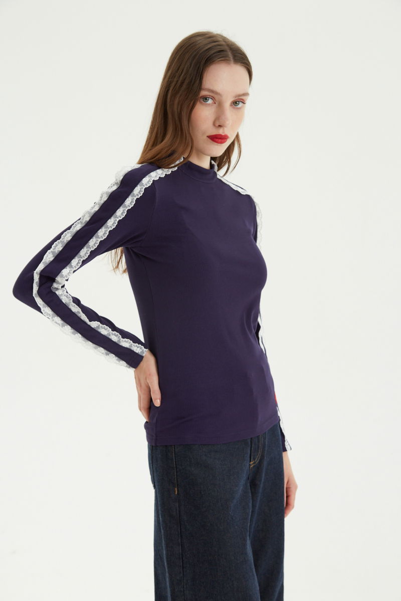 Polera azul de morley al cuerpo y larga a la cadera con cuello media polera y puntilla en cuello y mangas. 
