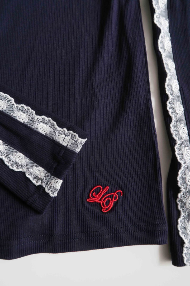 Polera azul de morley al cuerpo y larga a la cadera con cuello media polera y puntilla en cuello y mangas. 
