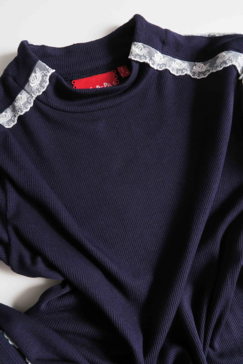 Polera azul de morley al cuerpo y larga a la cadera con cuello media polera y puntilla en cuello y mangas. 
