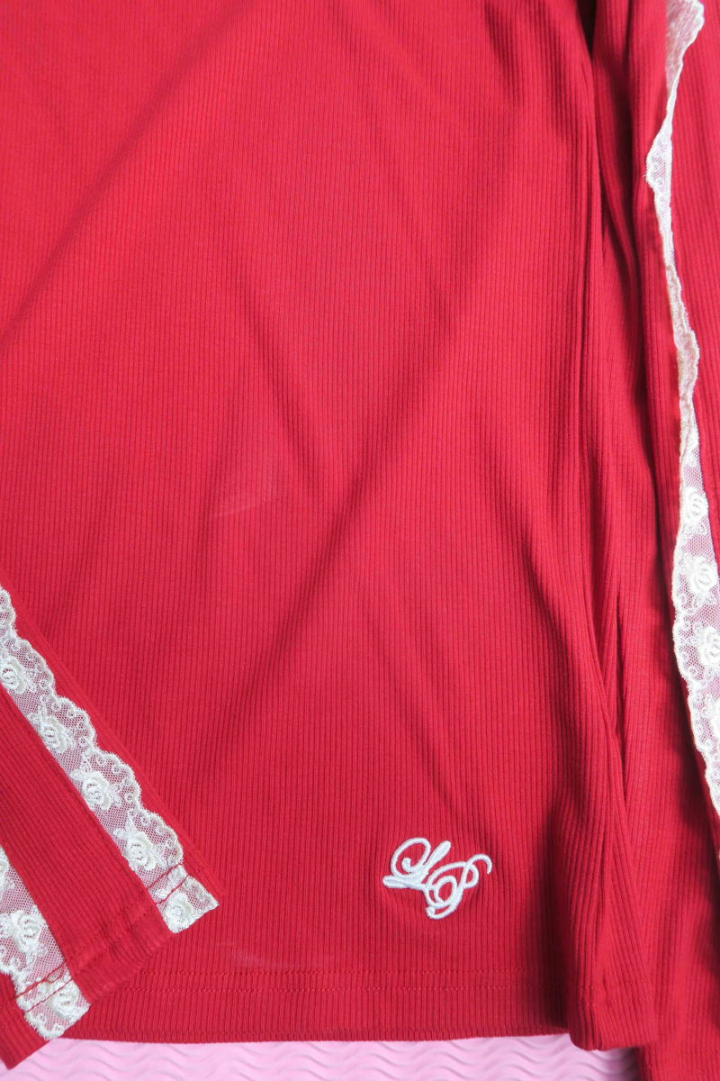 Polera roja de morley al cuerpo y larga a la cadera con cuello media polera y puntilla en cuello y mangas. 
