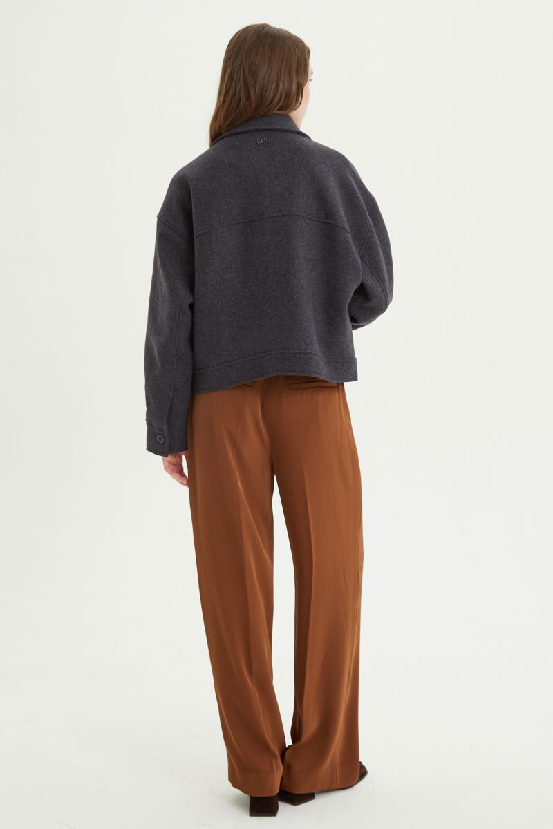 Pantalón suela sastrero tiro alto recto y largo a los tobillos con cintura con elástico y lazo a tono para atar. 