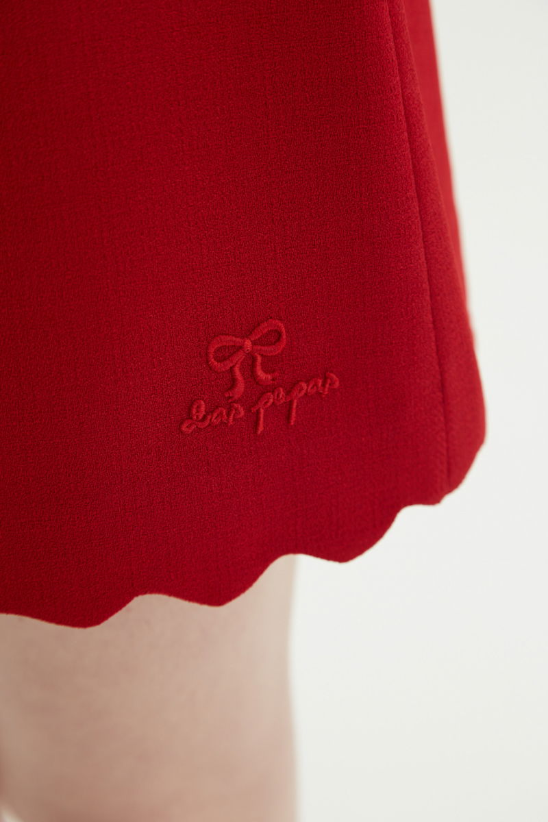 Mini falda rojo sastrera tiro medio de silueta recta con terminación ondulada en el ruedo. 
