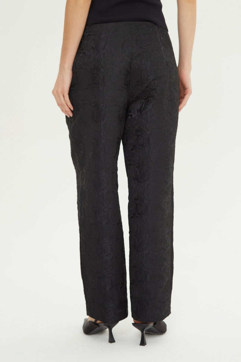 Pantalón sastrero de brocato negro con textura de flores