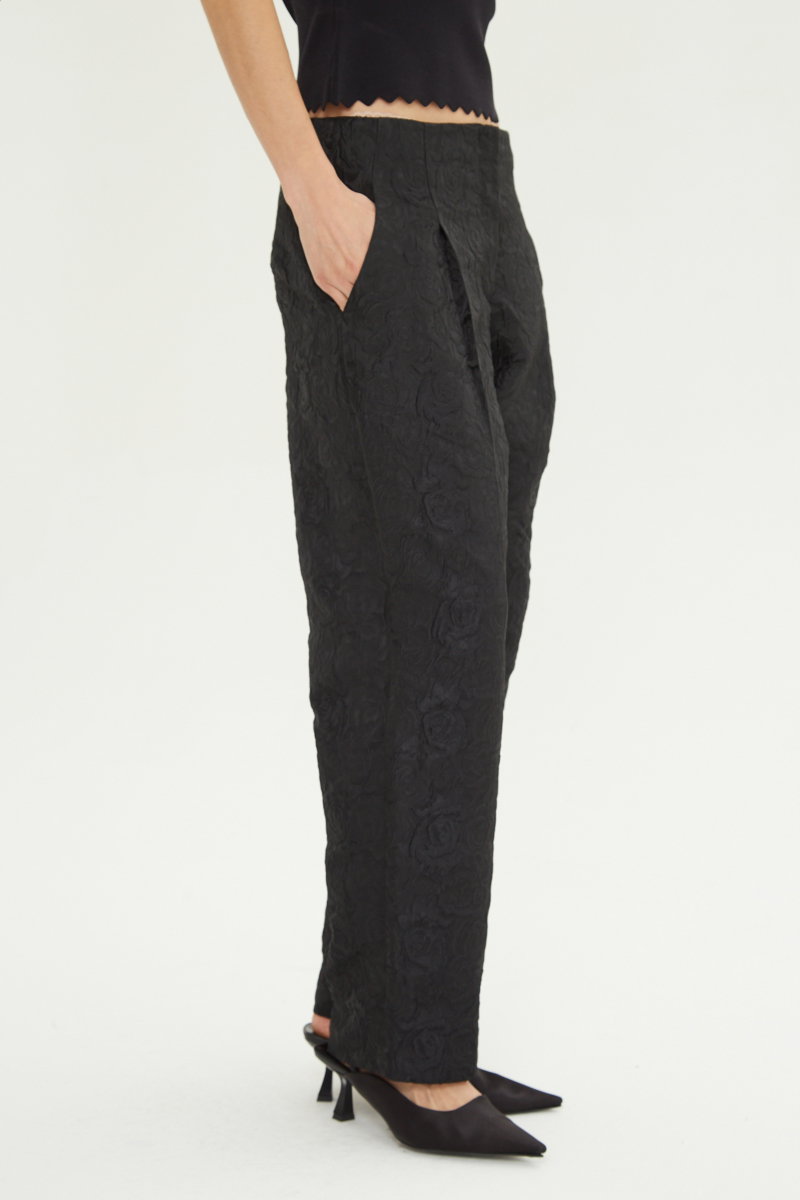 Pantalón sastrero de brocato negro con textura de flores