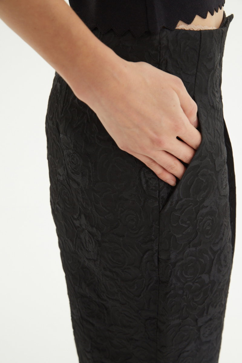 Pantalón sastrero de brocato negro con textura de flores
