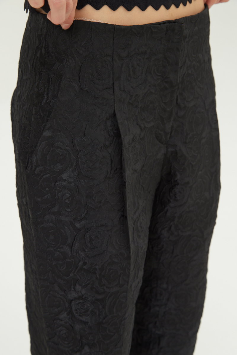 Pantalón sastrero de brocato negro con textura de flores