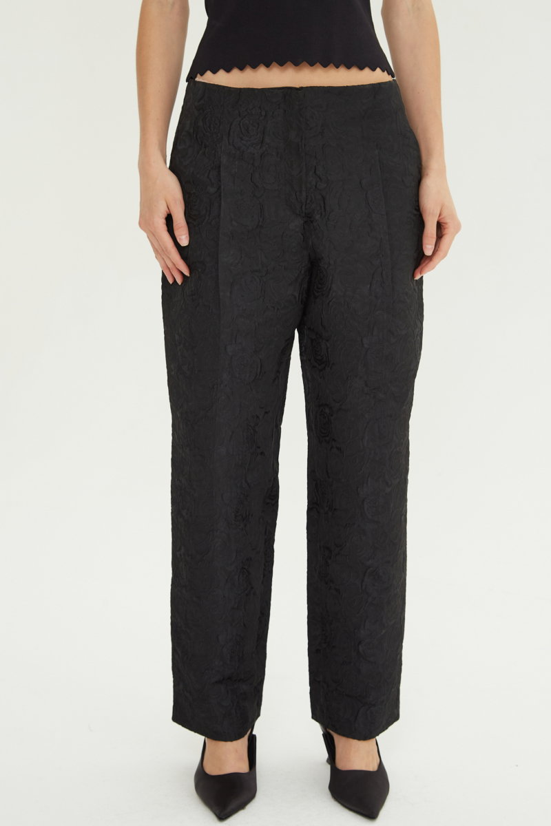 Pantalón sastrero de brocato negro con textura de flores
