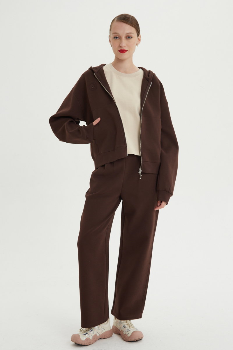 Remera beige crop de algodón recta, de mangas cortas y cuello redondo. 