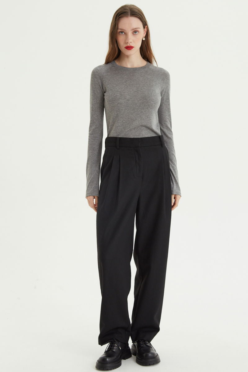 Remera gris manga larga raglán de corte recto y larga a la cadera con cuello redondo y ruedo ancho. 
