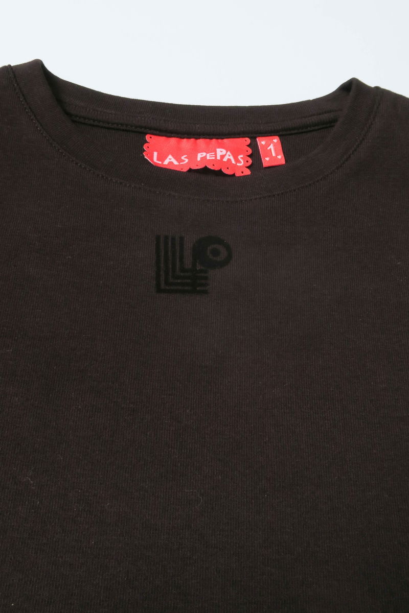 Remera negra manga corta de algodón elastizado al cuerpo, larga a la cintura y de cuello redondo con logo LP en vinilo velvet en el frente. 
