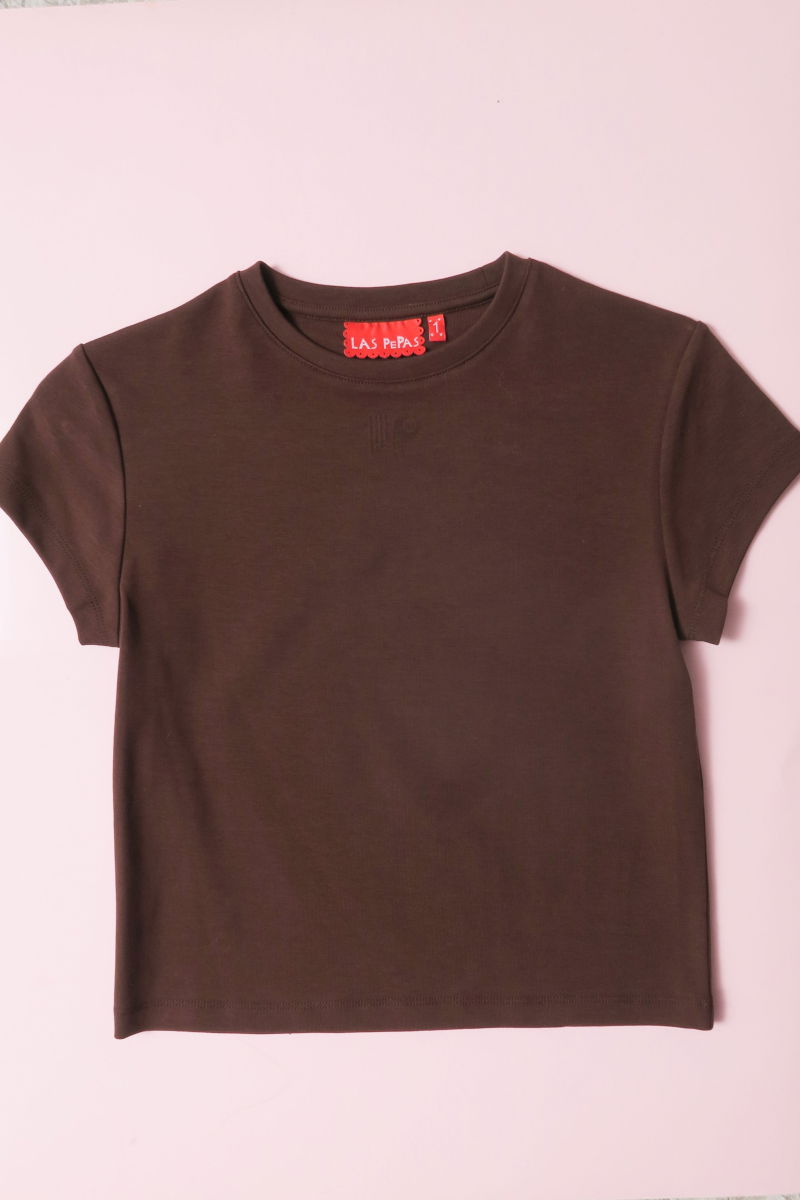 Remera marron manga corta de algodón elastizado al cuerpo, larga a la cintura y de cuello redondo con logo LP en vinilo velvet en el frente. 
