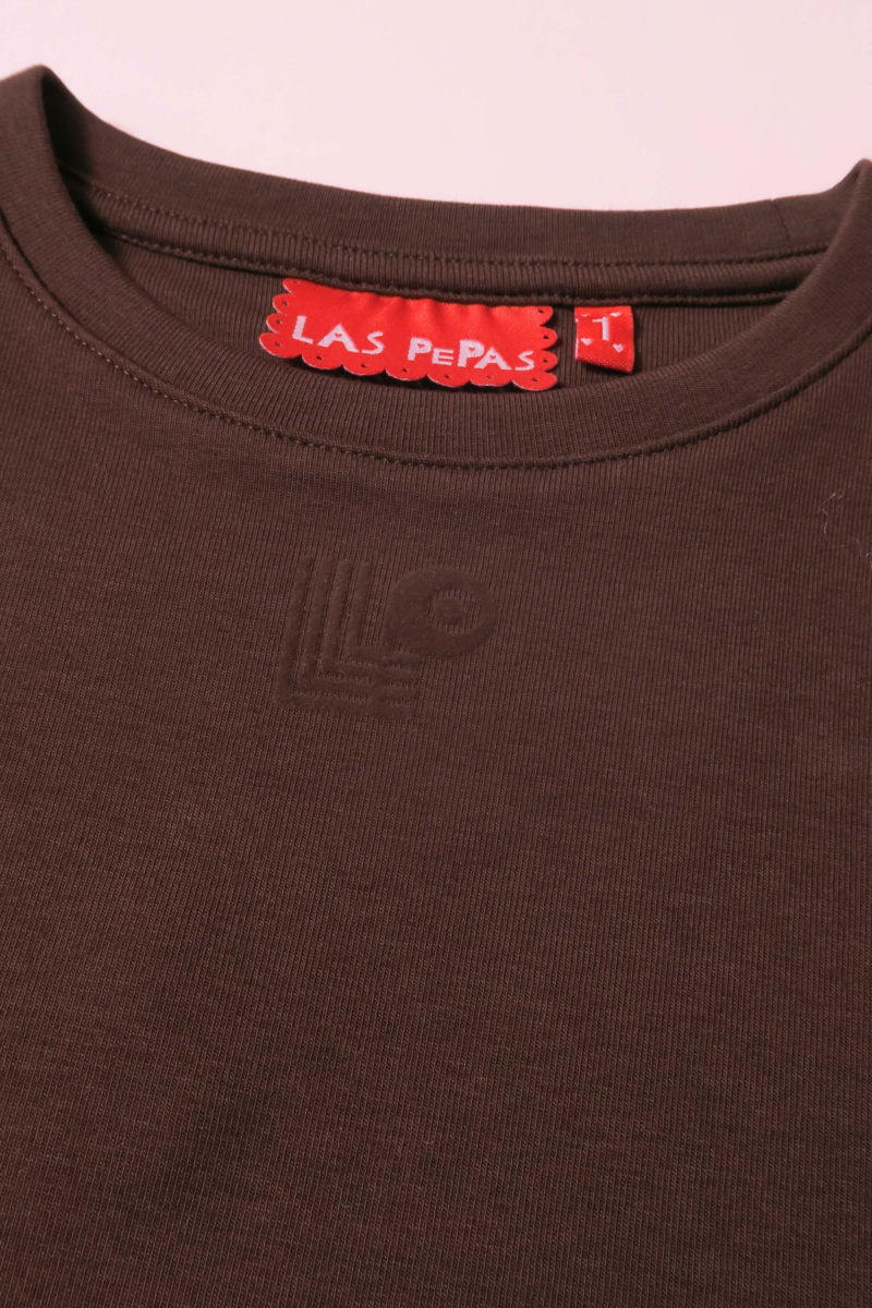 Remera marron manga corta de algodón elastizado al cuerpo, larga a la cintura y de cuello redondo con logo LP en vinilo velvet en el frente. 
