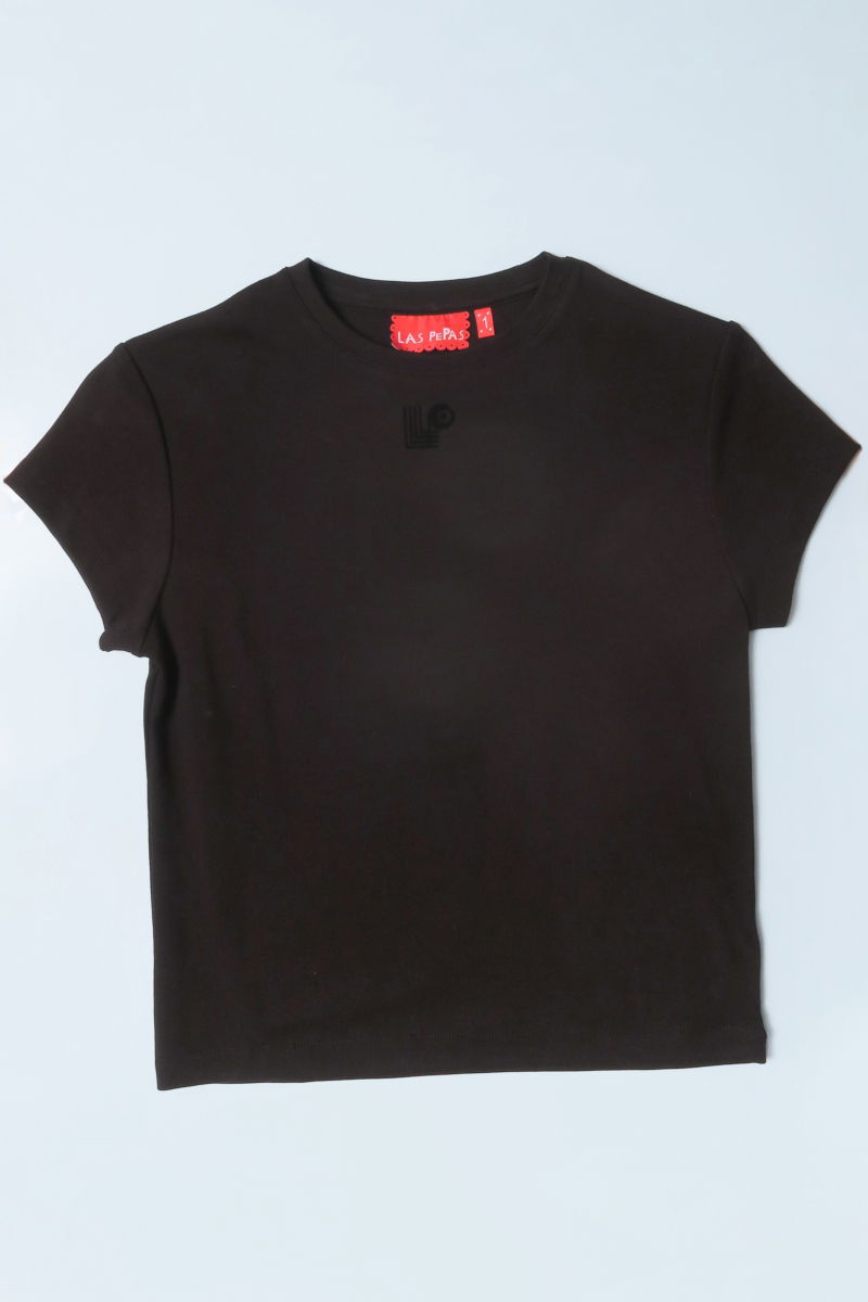 Remera negra manga corta de algodón elastizado al cuerpo, larga a la cintura y de cuello redondo con logo LP en vinilo velvet en el frente. 
