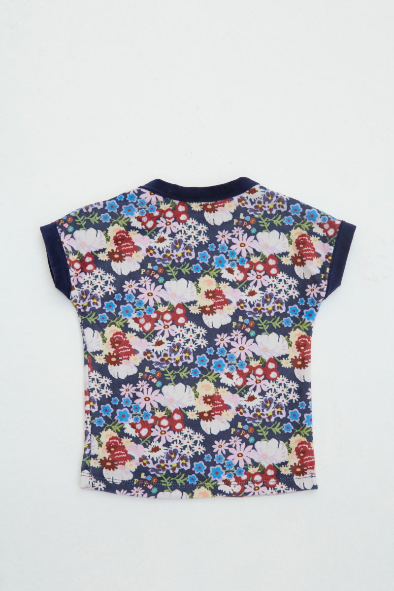 Remera infantil de terciopelo con estampado floral y terminaciones en velvet azul. 
