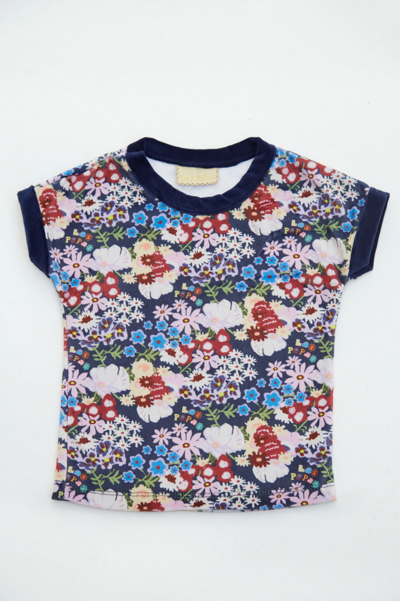 Remera infantil de terciopelo con estampado floral y terminaciones en velvet azul. 
