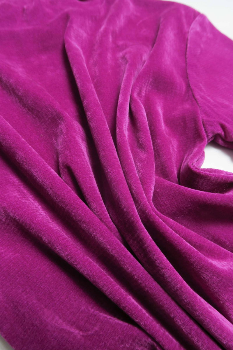 Remera al cuerpo de velvet corta a la cintura de mangas cortas y cuello alto con bordado roulotte en mangas y ruedo. 
