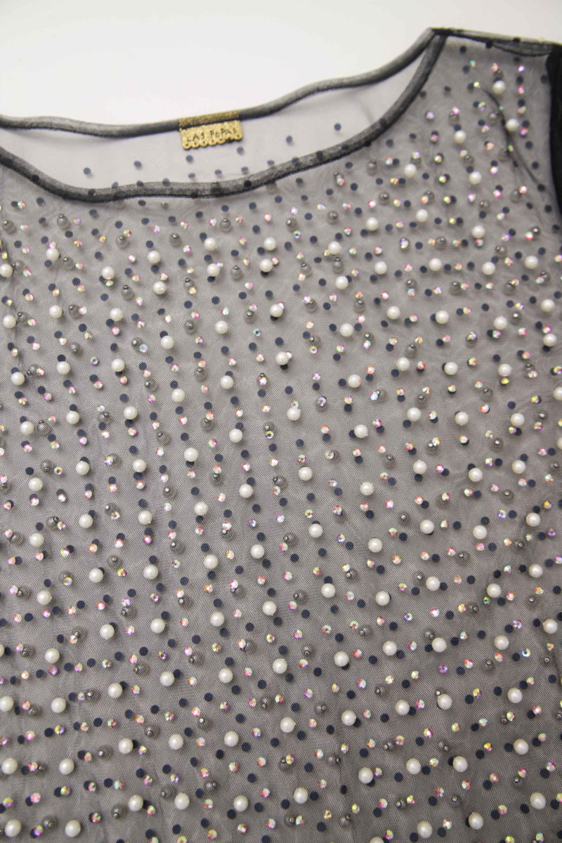 Remera manga larga recta de microtul con perlas y strass bordados.
