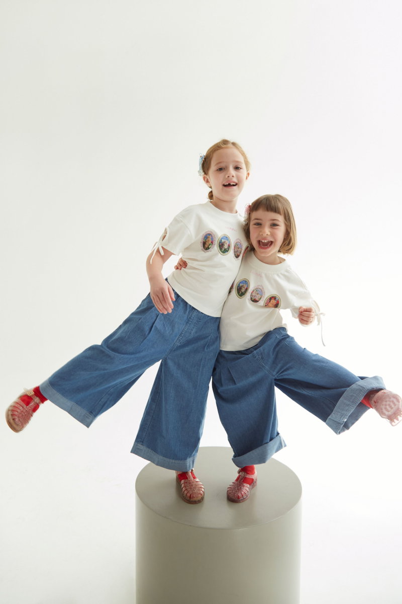 Pantalón infantil de denim con cintura elastizada y calce amplio.