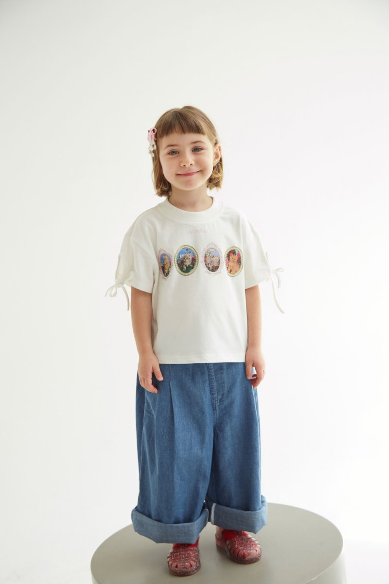 Pantalón infantil de denim con cintura elastizada y calce amplio.
