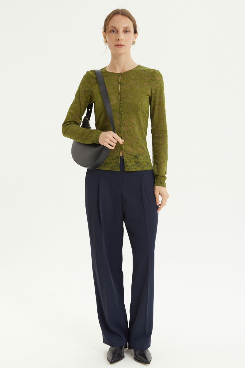 Pantalón azul sastrero tiro alto, de corte recto y largo hasta los tobillos con pinzas de entalle en frente y espalda. 