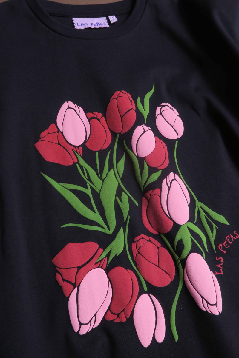 Remera oversize de algodón con estampa central de tulipanes en relieve. 