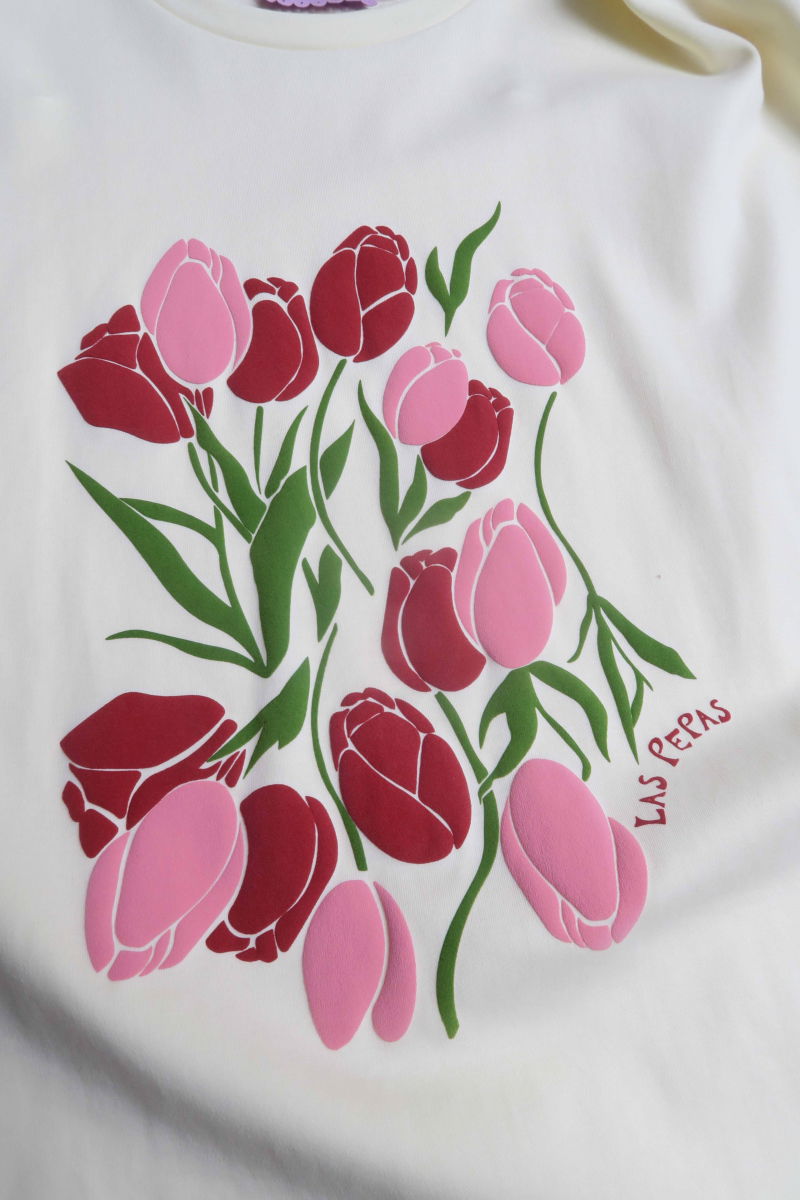 Remera oversize de algodón con estampa central de tulipanes en relieve. 