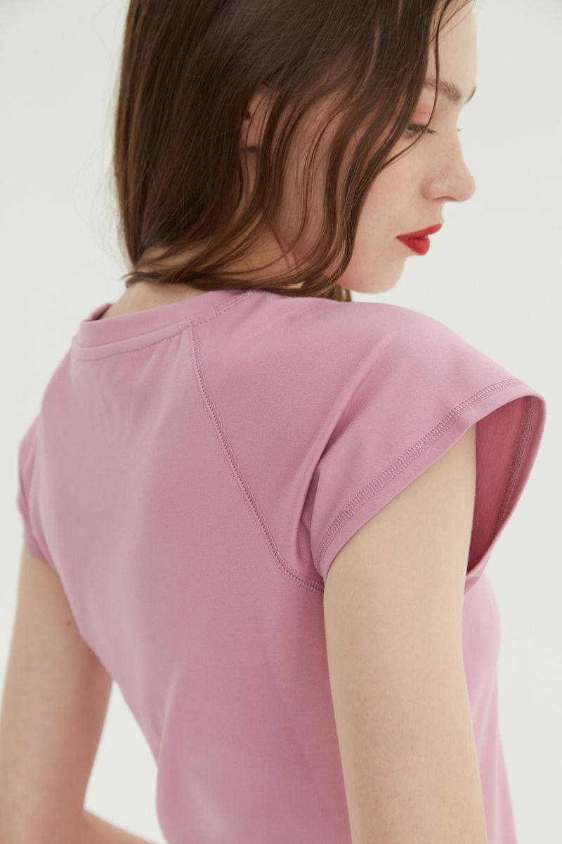 Remera rosa básica al cuerpo larga a la cadera con escote redondo y mangas cortas raglan. 
