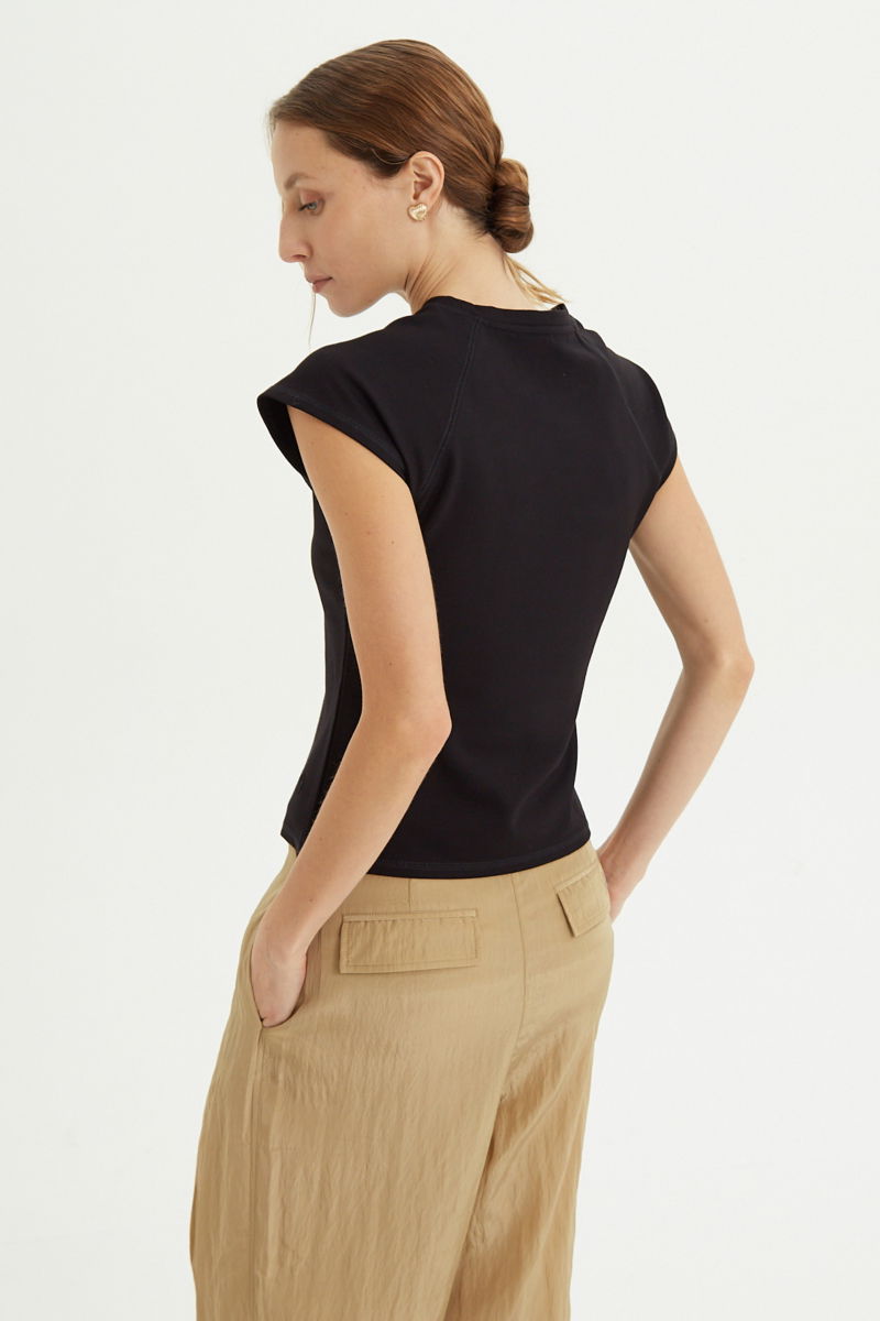 Remera negra básica al cuerpo larga a la cadera con escote redondo y mangas cortas raglan. 
