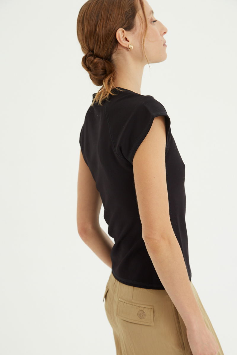 Remera negra básica al cuerpo larga a la cadera con escote redondo y mangas cortas raglan. 
