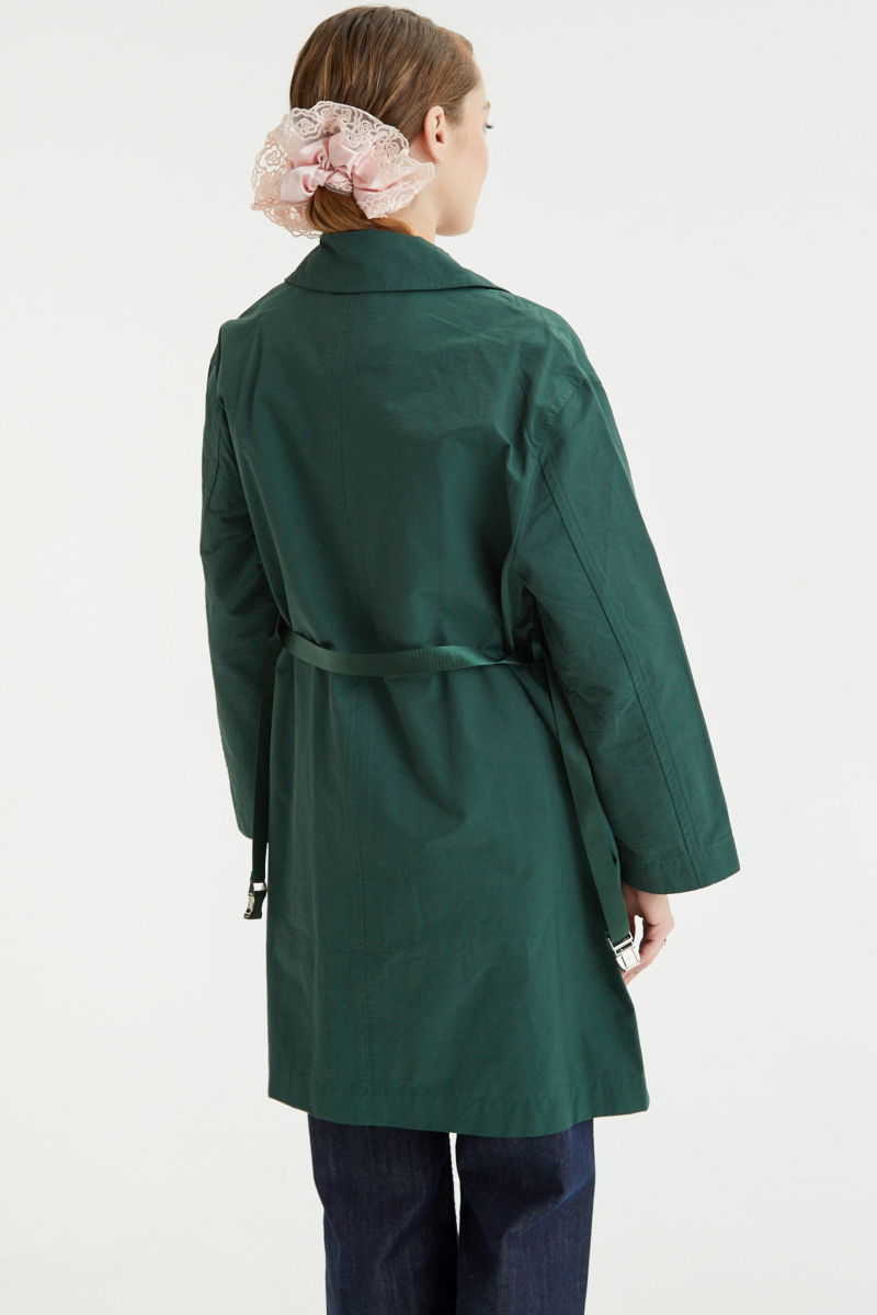 Saco verde liviano recto y largo por arriba de las rodillas con cierre, broches snap y cinturon. 

