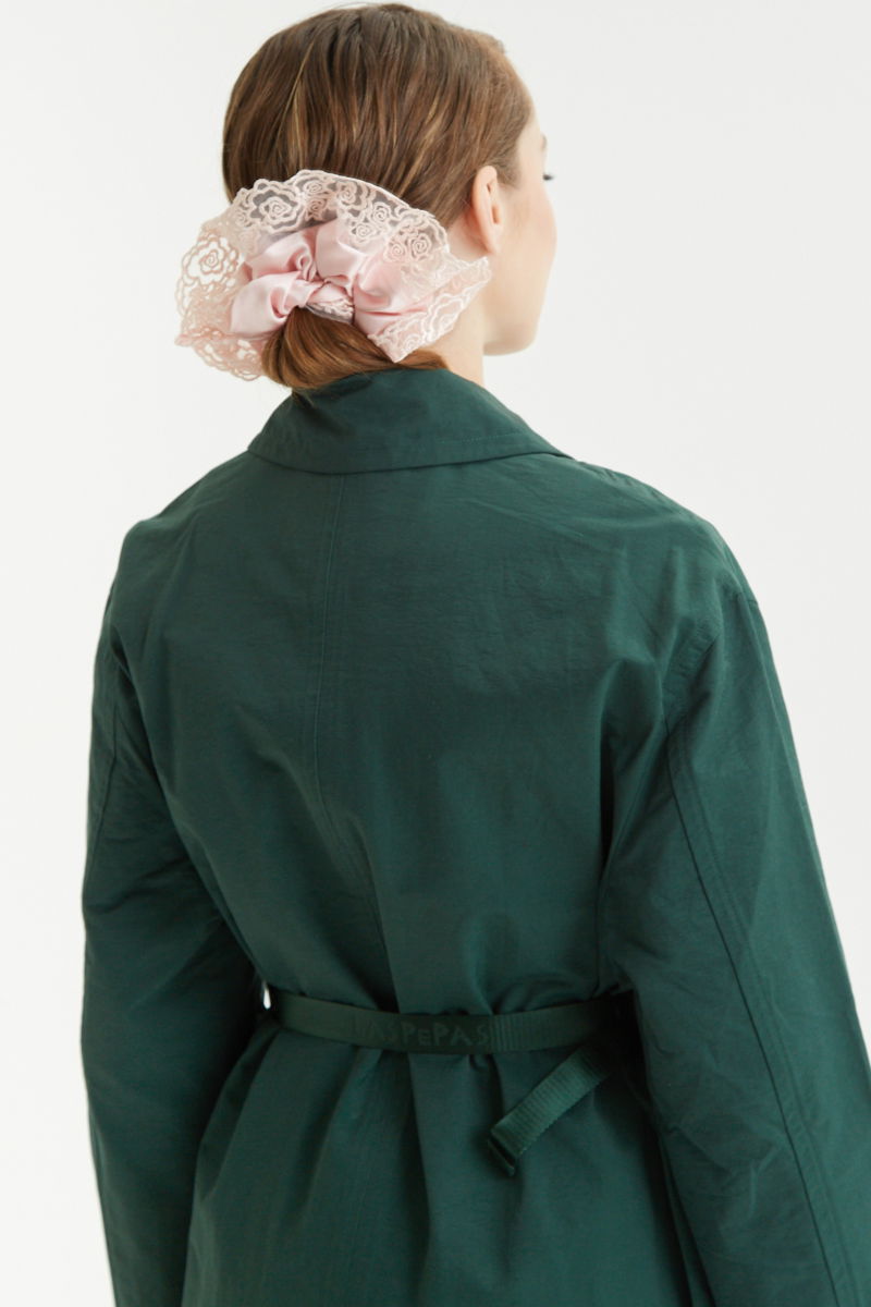 Saco verde liviano recto y largo por arriba de las rodillas con cierre, broches snap y cinturon. 
