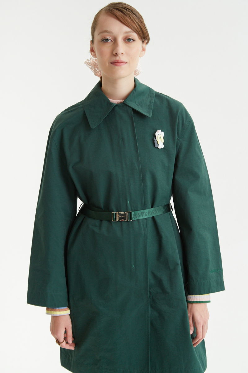 Saco verde liviano recto y largo por arriba de las rodillas con cierre, broches snap y cinturon. 
