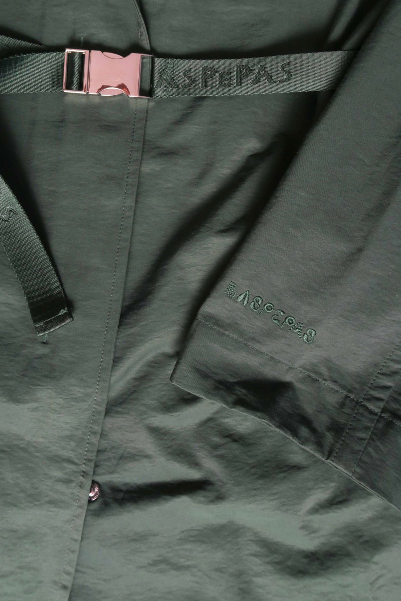 Saco verde liviano recto y largo por arriba de las rodillas con cierre, broches snap y cinturon. 
