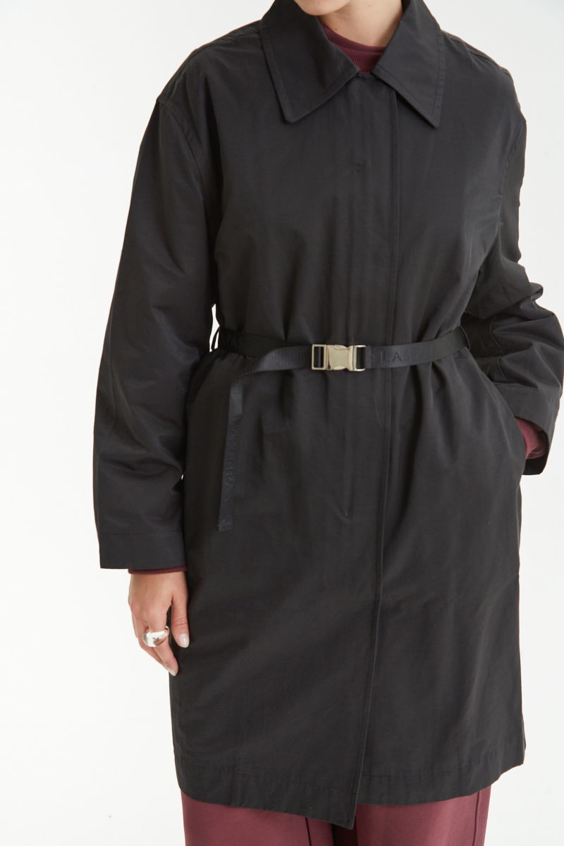 Saco negro liviano recto y largo por arriba de las rodillas con cierre, broches snap y cinturon. 
